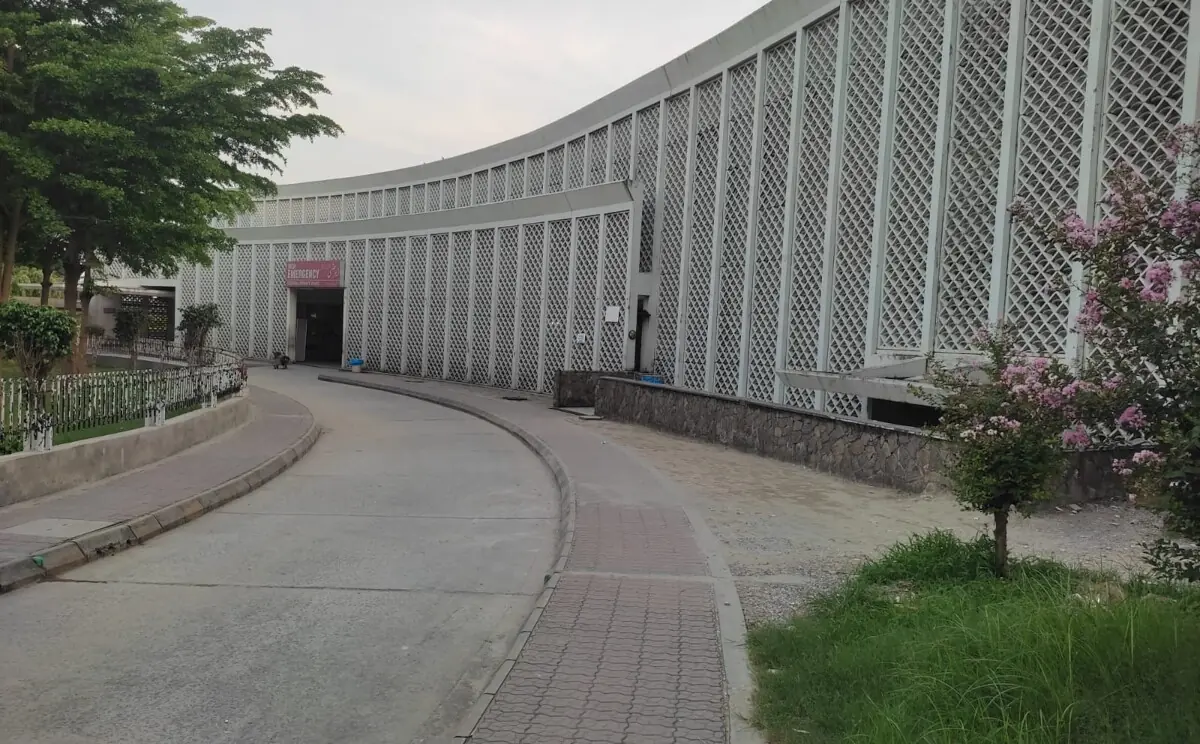 The western entrance, which opens into a corridor, was deserted. All photos by author