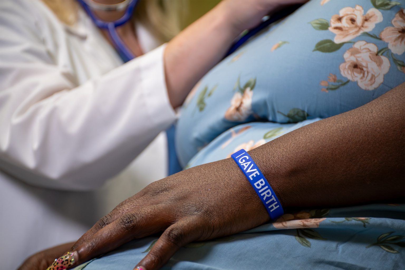 Hospitals Say They Found a Tool To Help Reduce Childbirth Risks: Wristbands – KFF Health News Hospitals Say They Found a Tool To Help Reduce Childbirth Risks: Wristbands - KFF Health News